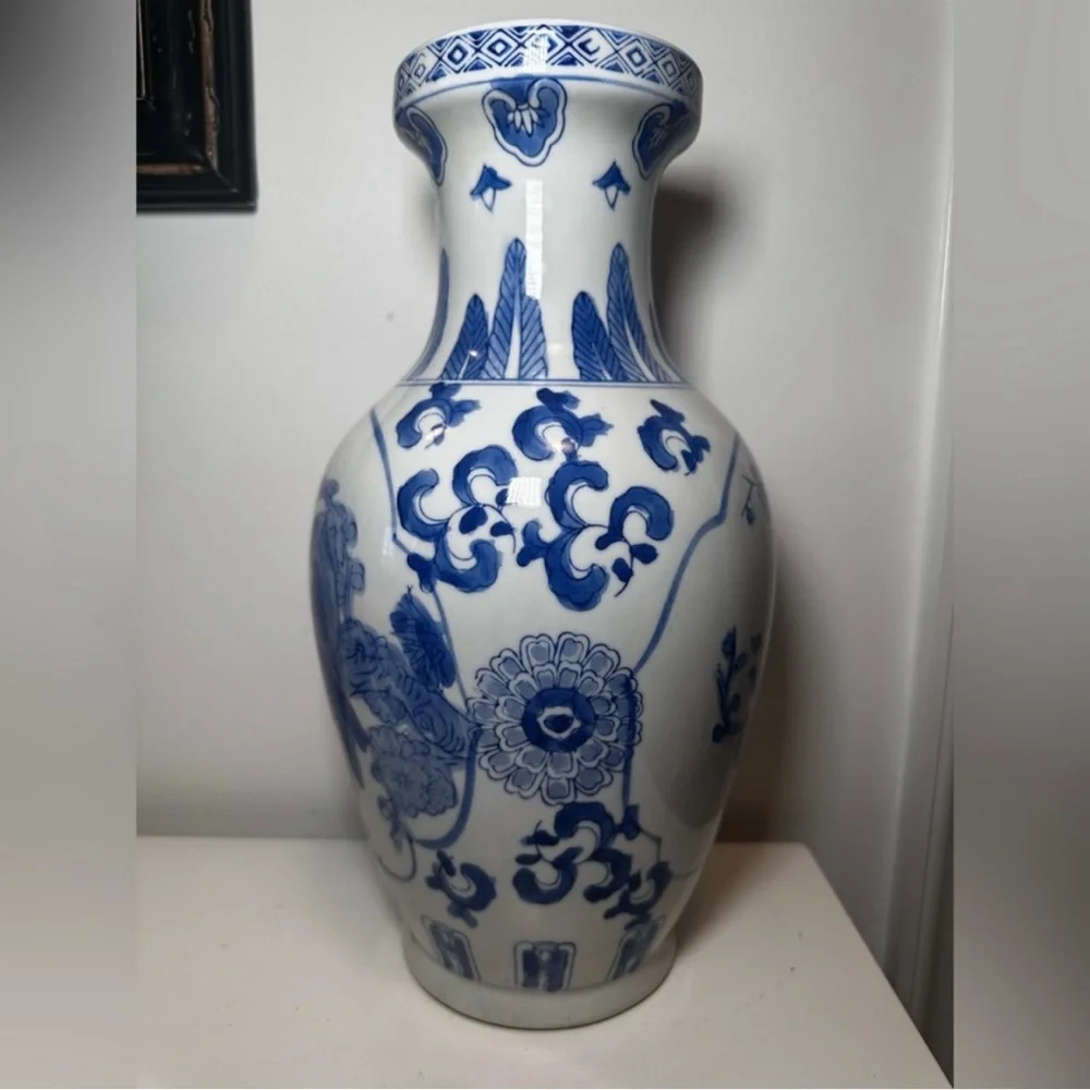 💙🤍Vintage Blue and White Chinese Vase